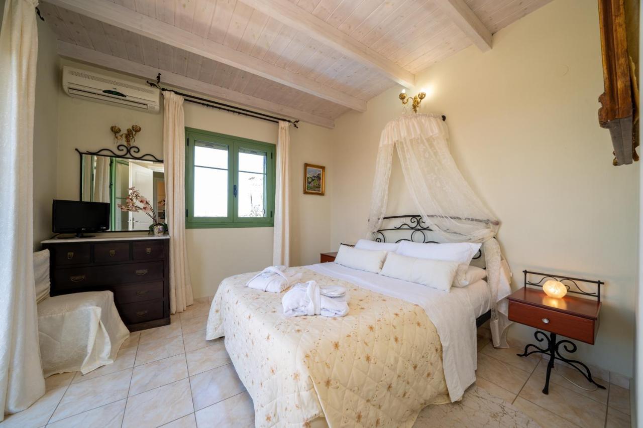 Monambeles Villas スヴォロナータ エクステリア 写真